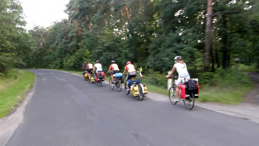 Mknący peleton z sakwami :)