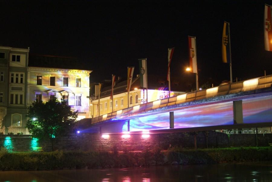 Światła na moście i bydynkach zmieniały kolory