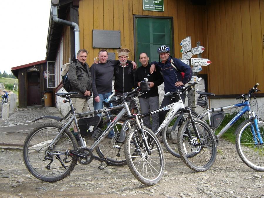 Hala Pod Śnieżnikiem (1225 m). Drugi od lewej: Jacek - szef Schroniska