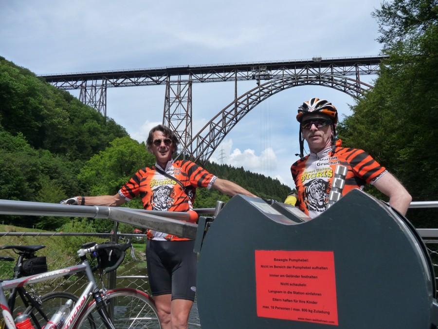 Rekreacyjnie po górkach Bergisches Landu - prom linowy nad Wupprem pod Müngstener Brücke