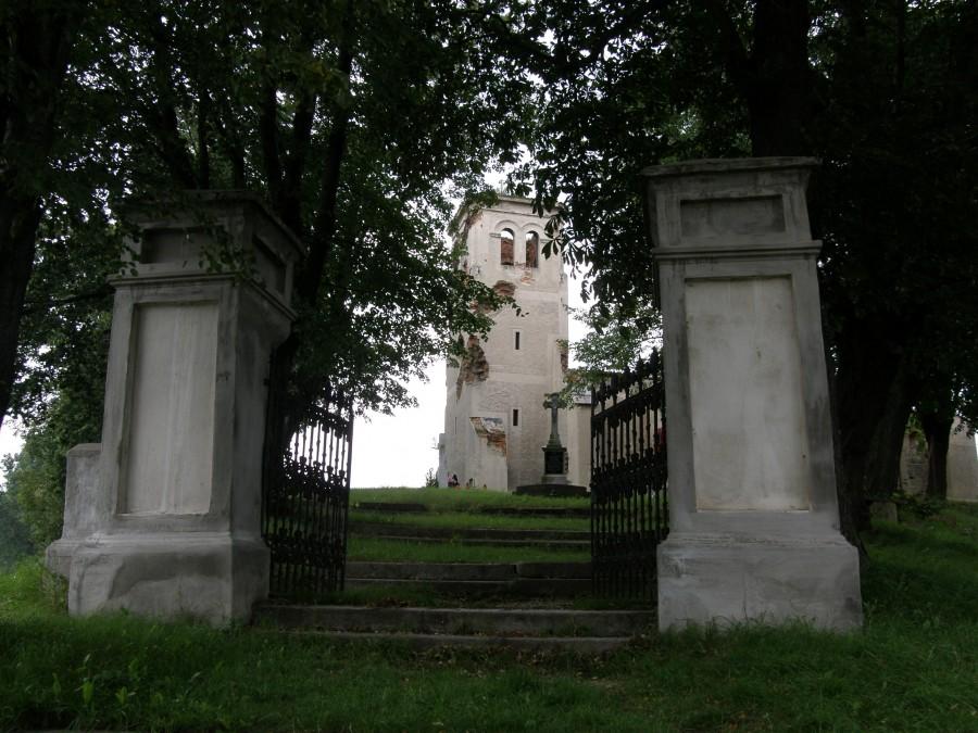 Ruiny kościoła w Nowej Cerekwi
