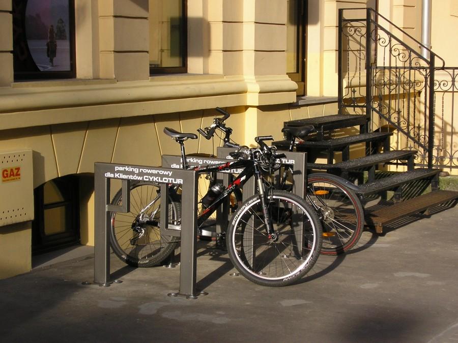 Parking przy sklepie rowerowym
