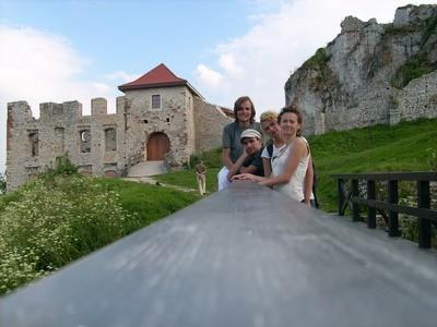 Na tle ruin zamku w Rabsztynie