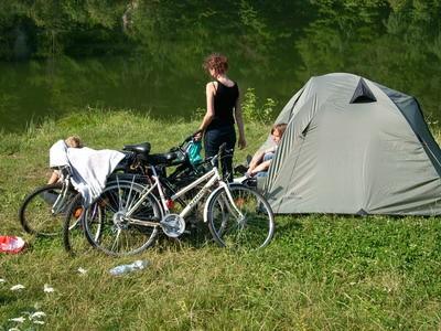 Obozowisko nad stawem w Kluczach