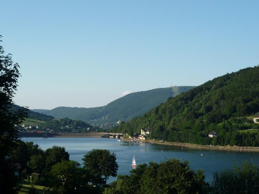 Zapora w Tresnej w oddali góra