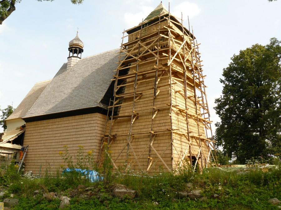 Kościół św Jerzego (1640r.) obecnie pokrywany nowym gontem :)