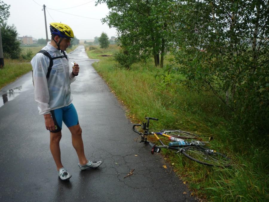 Olo, baton, i bike w trawie