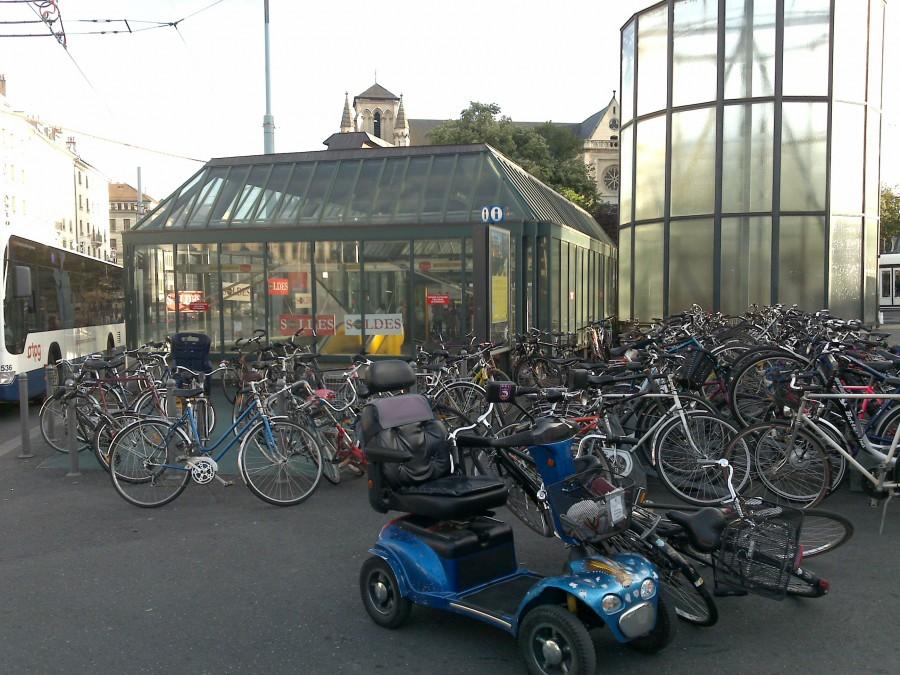 Parking dla rowerow przed dworcem w Genewie