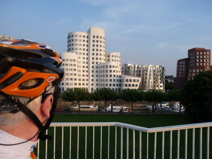 Düsseldorfer Tour - krzywe domy przy Renie