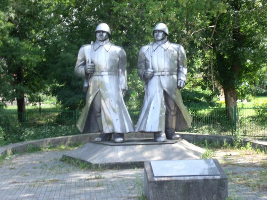 Pomnik żołnierzy radzieckich którym podobno rąbneli gwiazdę