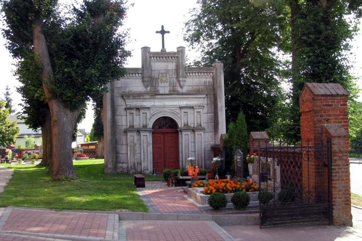 Grobowiec obok kościoła w Raciążu