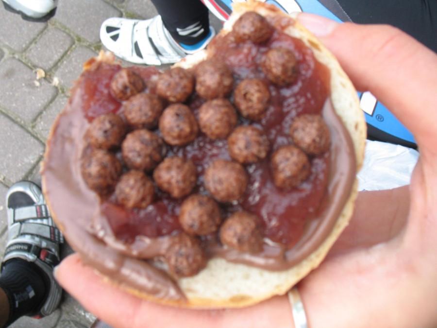 Codziennosc - kremus, dzem i kulki:)