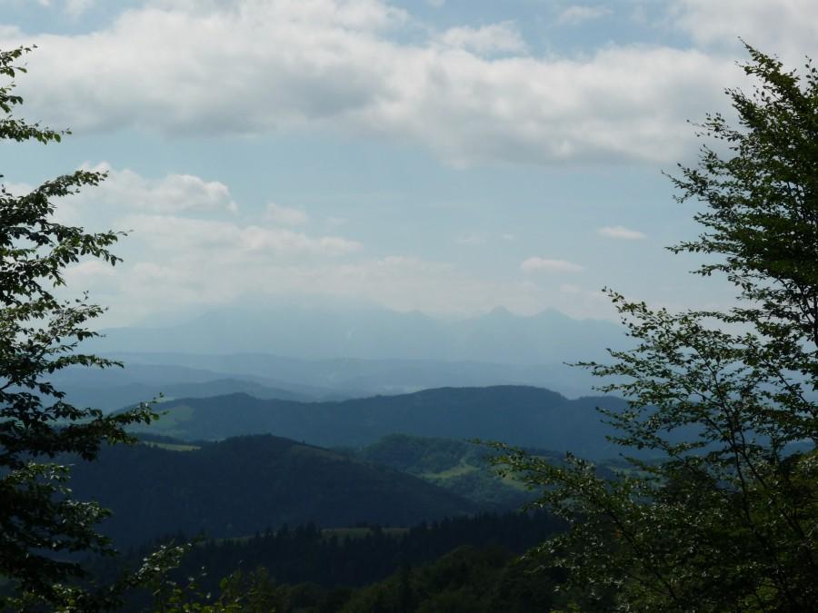 jak masz dobry wzrok, dojrzysz tatry ;P