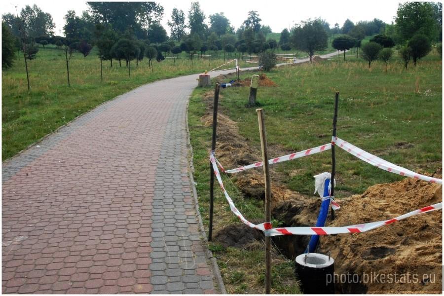 Powstające oświetlenie w Parku środuli