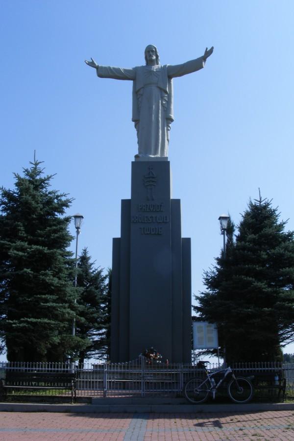 Pod pomnikiem w Małej