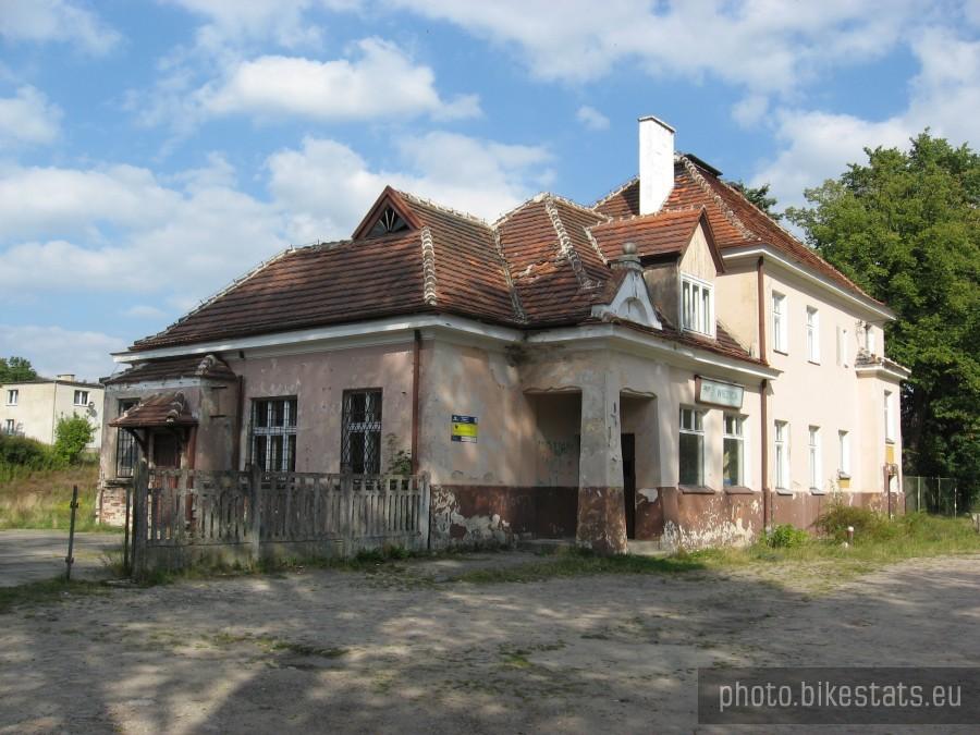 Budynek dworca w Wieżycy