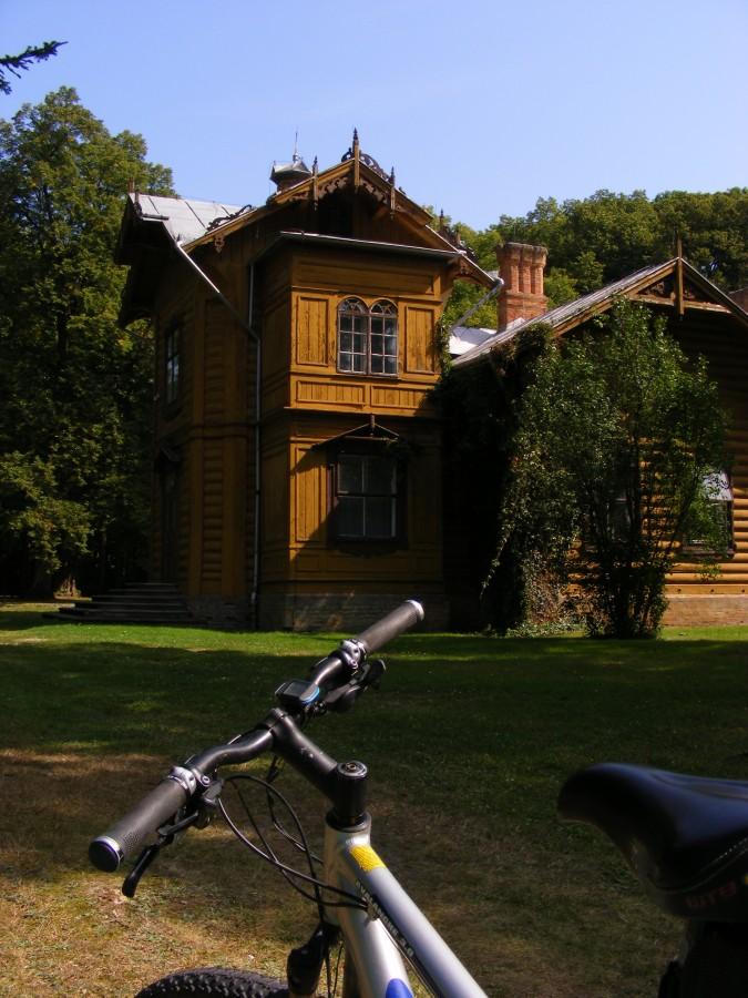 Przerwa na jedzonko koło pałacu:)