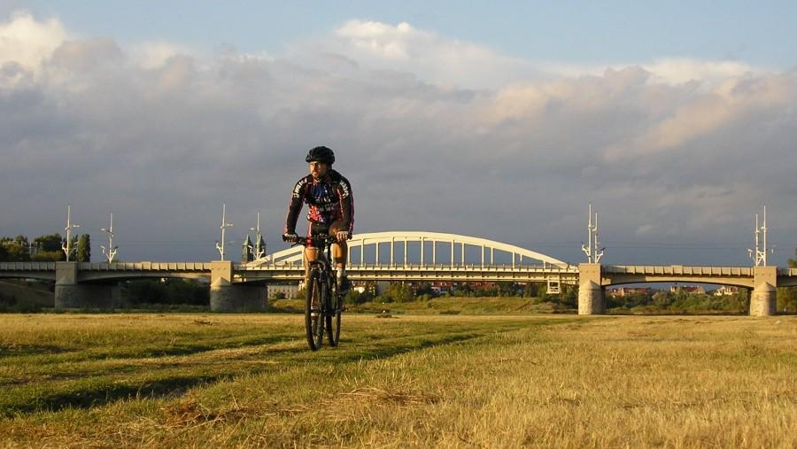 Biker na nadwarciańskim wale