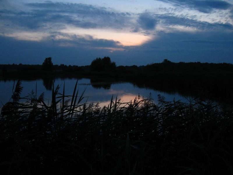 Nadchodzi wieczór.