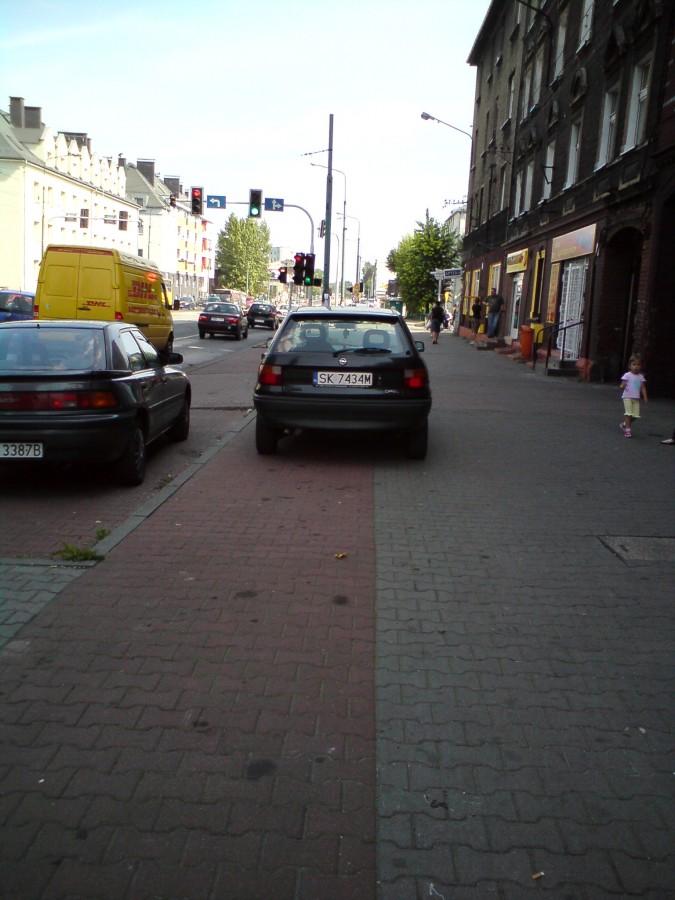 Burak parkujący na ścieżce rowerowej