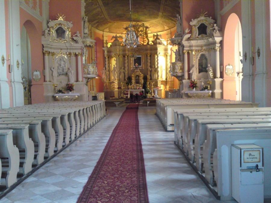 Ołtarz i wnętrze Kościoła w Lubaszu