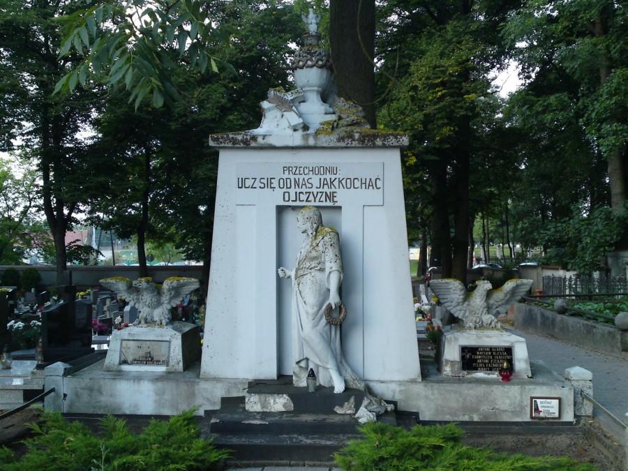 Na cmentarzu za kościołem w Lubaszu