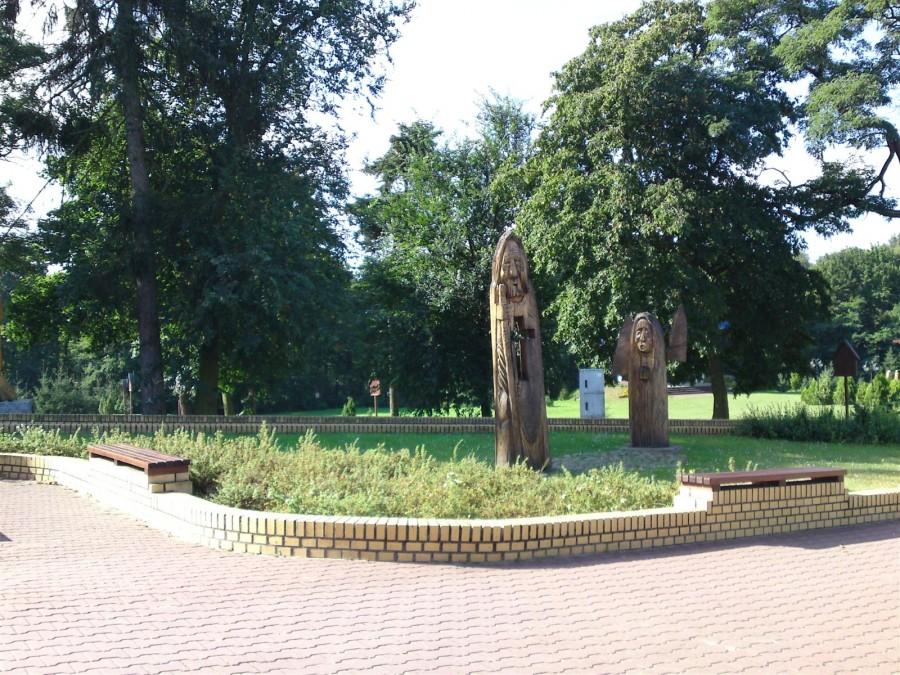 Ołtarz polowy przy kościele w Lubaszu