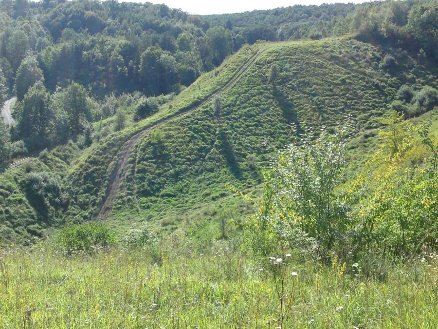 Tam byliśmy, a teraz jesteśmy na przeciwległym wzgórzu, dziura - wąwóz ponizej