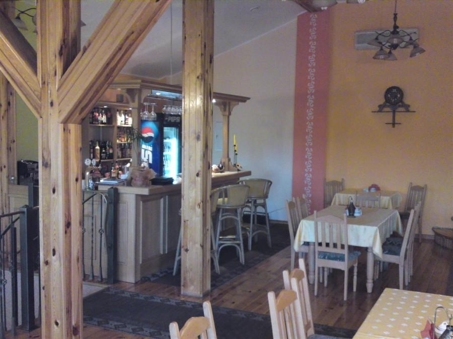 Restauracja Zakątek w Lubaszu jest na piętrze, zaś poniżej Pizzeria.