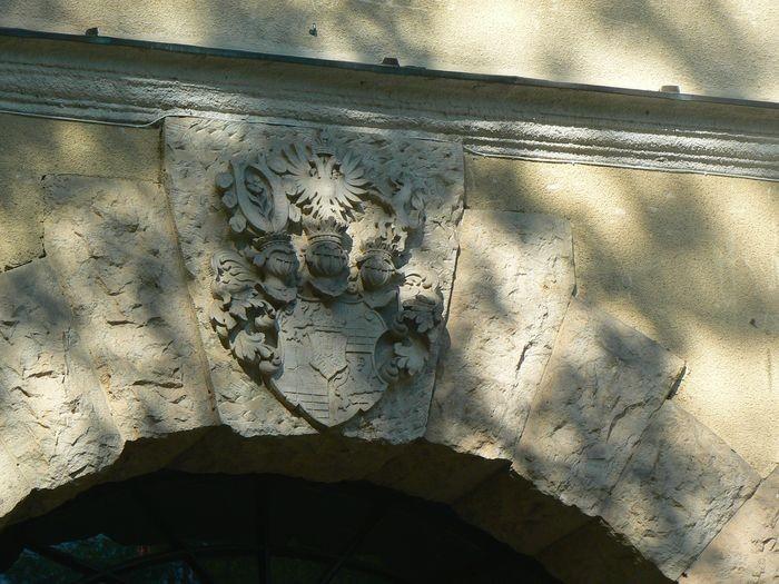 Herb rodowy nad bramą zamku