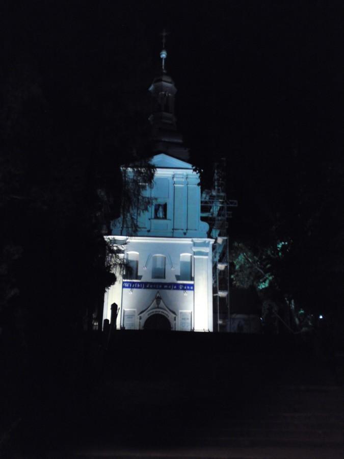 Kościół w Tulcach parę minut przed północą