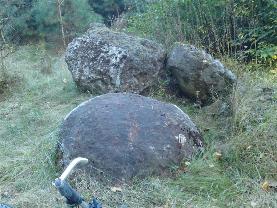 Dziwne kamienie w pobliżu grodziska