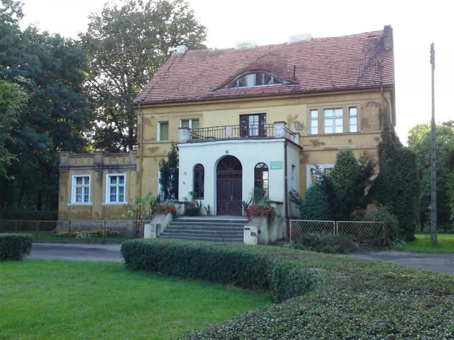 Dwór z początku XIX wieku w Drzązgowie