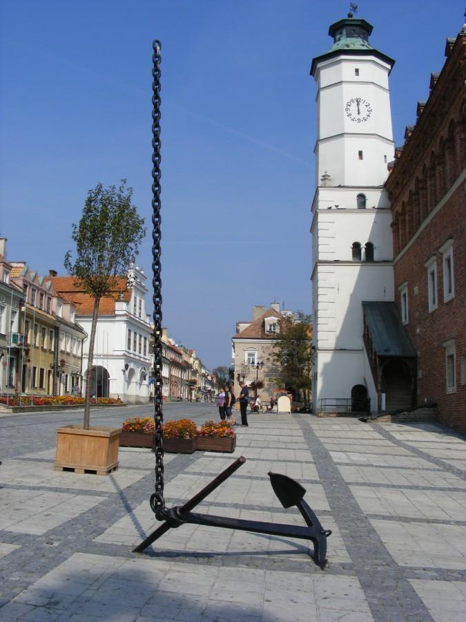 Kotwica na środku rynku;) z pionowym łańcuchem:)