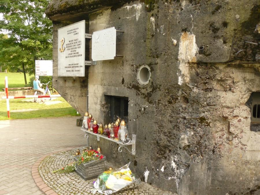 Fort "Wędrowiec" i tablica upamiętniająca poległych żołnierzy.