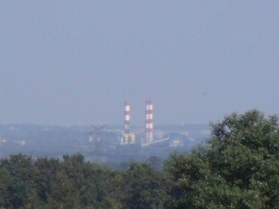 W drodze do Paszkówki widzimy kominy Skawiny