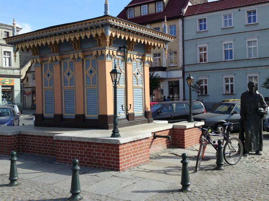 Studnia - W drugiej połowie XIX wieku otrzymała stylową drewnianą obudowę.