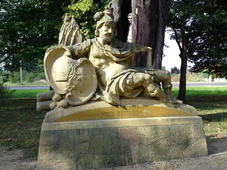 Barokowa rzeźba żołnierza rzymskiego pochodząca z 1775 roku, z herbami Łodzia i Pilawa. Pomnik usytuowany na zachodnim krańcu parku miejskiego.
