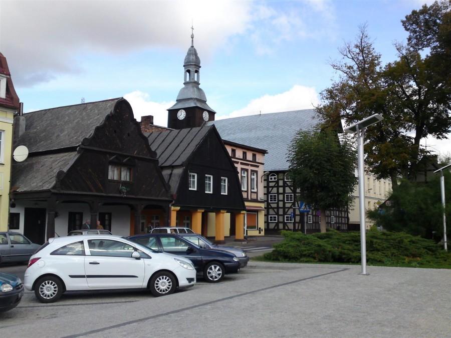 Rakonowicki Rynek z zabudową z XVIII wieku, wiele domów ma podcienie