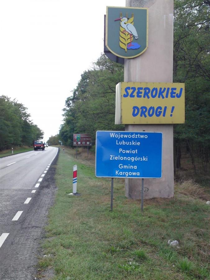 Pomimo iż tablica graniczna obwieszcza że wiechaliśmy do lubuskiego, to czapla jest jeszcze z gminy Siedlec po wielkopolskiej stronie, miłe pożegnanie :)