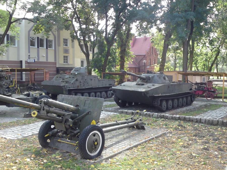 Eksponaty przed muzeum