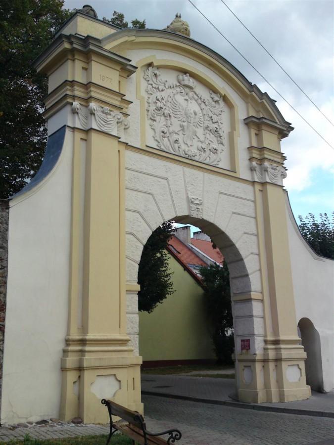 Brama Krośnieńska - jedyna zachowana z czterech istniejących niegdyś bram miejskich, stanowi budowlę o typowych cechach baroku, bogato wyposażoną w misterne zdobienia, wykonaną z cegły i połączoną fragmentami zachowanych murów obronnych.