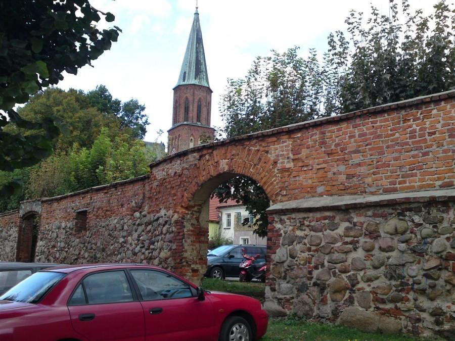 Kolejny fragment murów miejskich w Sulechowie oraz wieża Kościół pw. Podwyższenia Krzyża Świętego
