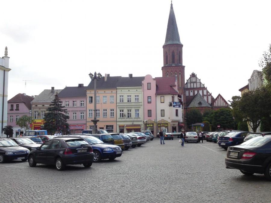 Rynek w Sulechowie, w tle ponownie kościół pw. Podwyższenia Krzyża Świętego