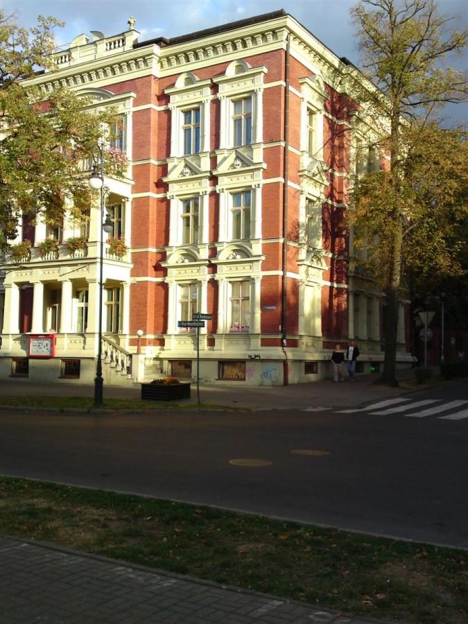 Kamienica przy placu bohaterów, mieści się tu redakcja gazety lubuskiej