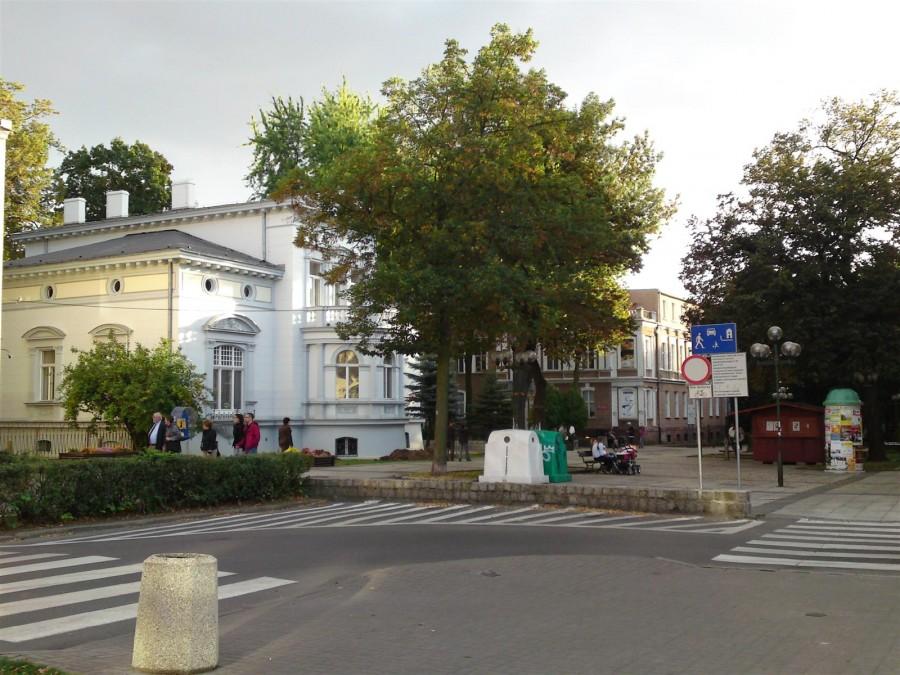 Od placu bohaterów ku zachodowi rozpoczyna się zielonogórski deptak
