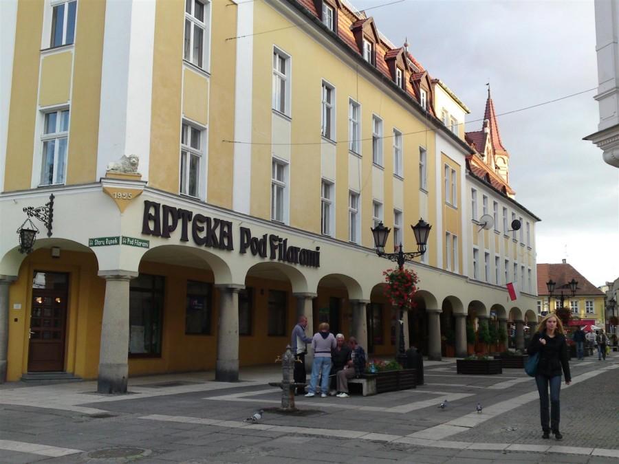deptak w Zielonej Górze i kamienica z ładnymi podcieniami