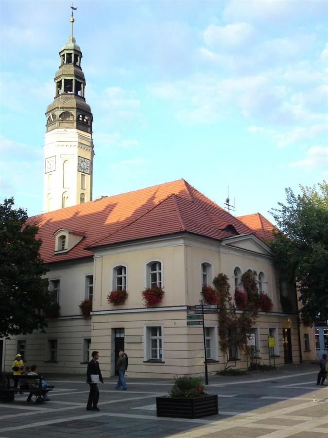 Ratusz w Zielonej Górze – znajduje się pośrodku Starego Rynku. Zbudowany w XVI wieku, kilkakrotnie przebudowany. Wysmukłą wieżę z XVI w. przebudowaną w XX wieku nakrywa barokowy hełm z trzema latarniami. W ratuszu znajduje się restauracja.
