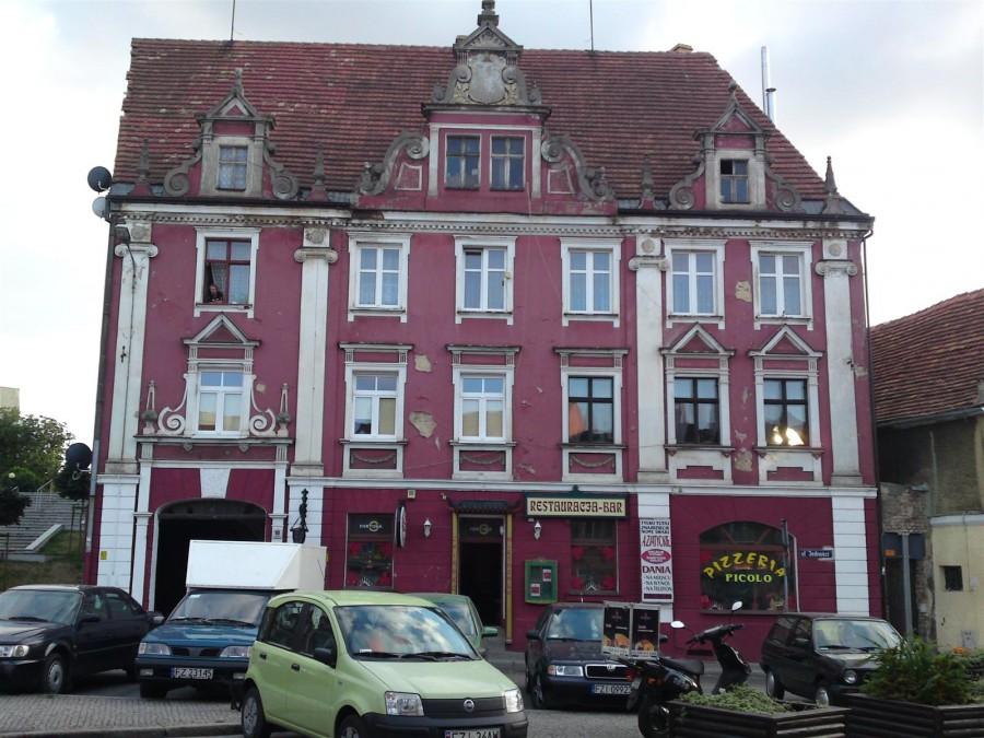 Kolejna z kamieniczek, wzbudza zainteresowanie swą żywą kolorystyką