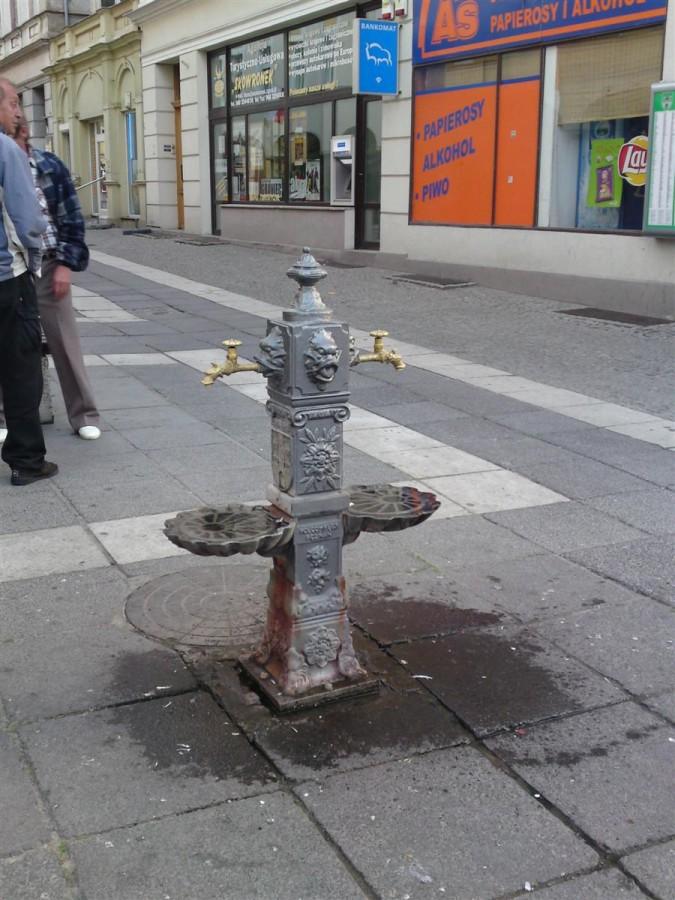 na deptaku znajduje się kilka fontann oraz takie ujęcia wody, wody pitnej dla spragnionych. Te ujęcia wody zostały wykonane w Poznaniu :)